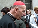 La Santa Sindone - Il Cardinal Poletto si intrattiene con i pellegrini_18